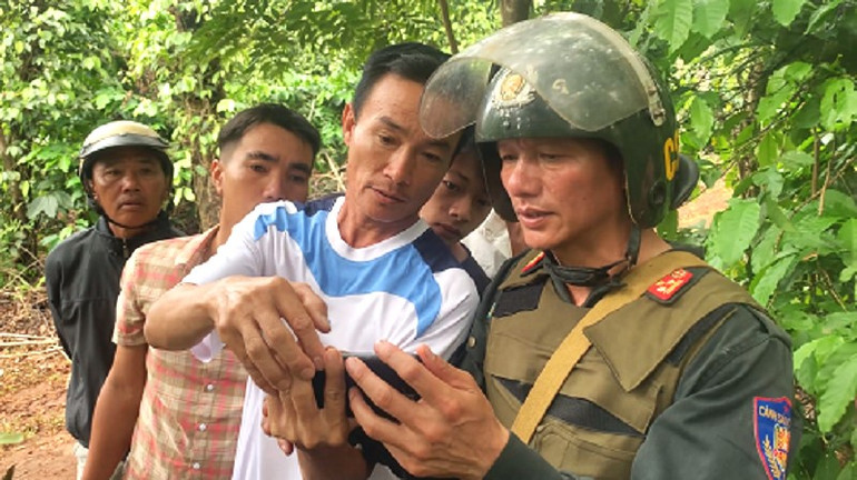 Người dân huyện Cư Kuin cung cấp thông tin cho lực lượng Công an truy bắt các đối tượng gây ra vụ việc vào rạng sáng ngày 11/6/2023. Ảnh Công an Đắk Lắk.