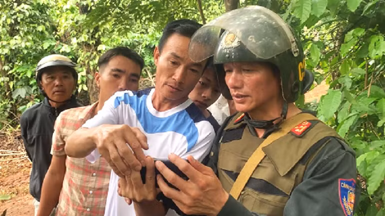 Người dân huyện Cư Kuin cung cấp thông tin cho lực lượng Công an truy bắt các đối tượng gây ra vụ việc vào rạng sáng ngày 11/6/2023. Ảnh Công an Đắk Lắk. Người dân huyện Cư Kuin cung cấp thông tin cho lực lượng Công an truy bắt các đối tượng gây ra vụ việc vào rạng sáng ngày 11/6/2023. Ảnh Công an Đắk Lắk.