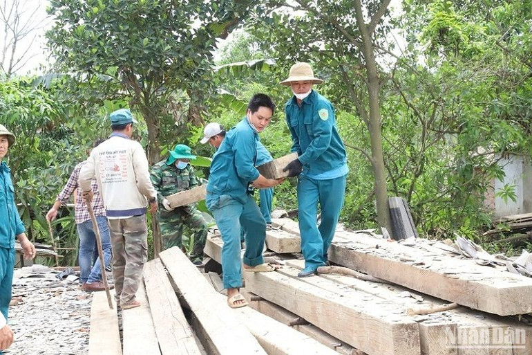 Các lực lượng hỗ trợ giúp nhân dân khuân vác gỗ lên xe cơ giới vận chuyển lên khu tái định cư. Các lực lượng hỗ trợ giúp nhân dân khuân vác gỗ lên xe cơ giới vận chuyển lên khu tái định cư.