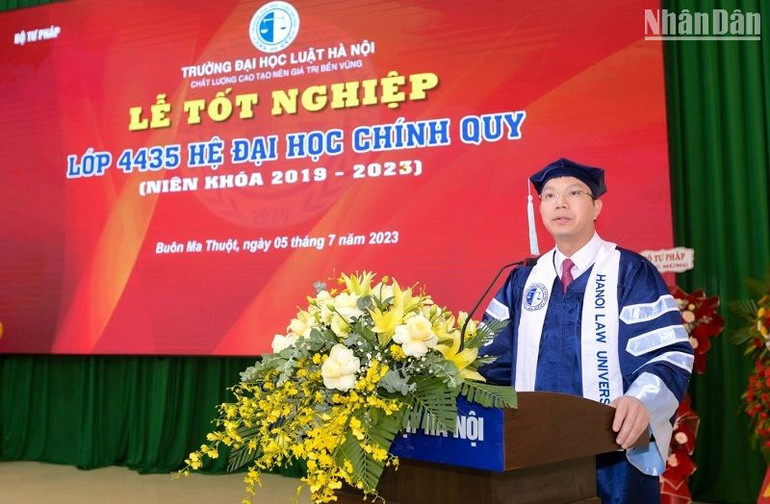 Tiến sĩ Đoàn Trung Kiên, Hiệu trưởng Trường Đại học Luật Hà Nội phát biểu tại buổi lễ.