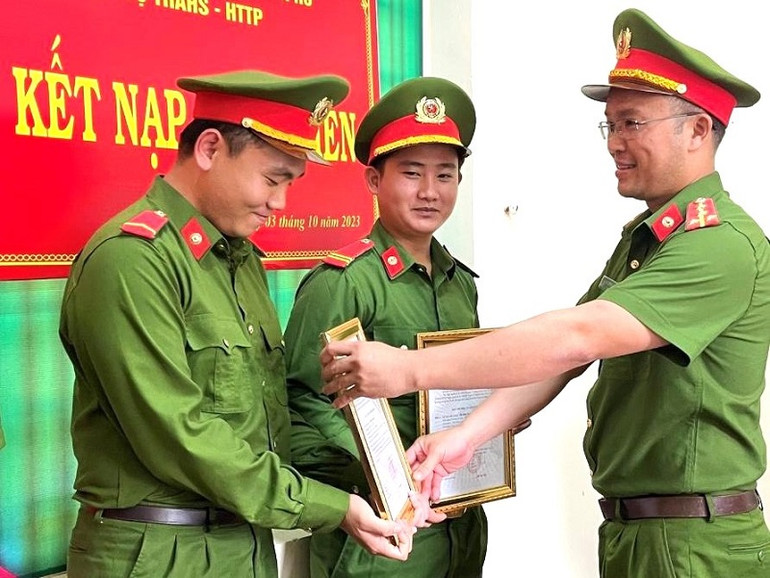 Lãnh đạo Chi bộ Thi hành án hình sự và hỗ trợ tư pháp, Đảng bộ Công an thị xã Buôn Hồ trao quyết định kết nạp Đảng cho các đảng viên mới.