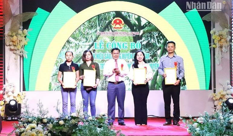 Lãnh đạo Ủy ban nhân dân huyện Cư M'gar trao chứng nhận được sử dụng nhãn hiệu "Sầu riêng Cư M'gar" cho các doanh nghiệp trên địa bàn.