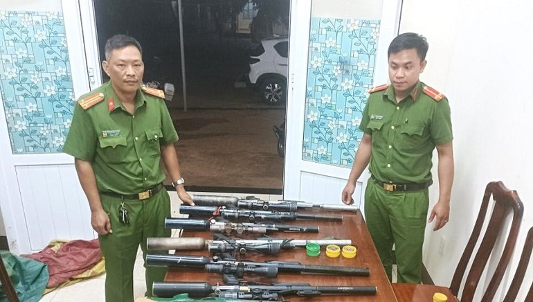 Người dân tự nguyện giao nộp vũ khí, vật liệu nổ, công cụ hỗ trợ cho Công an huyện Ea H'leo.