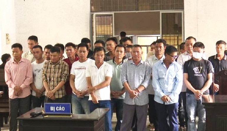 28 bị cáo trong vụ hủy hoại rừng tại Tiểu khu 222 và Tiểu khu 205 do Ủy ban nhân dân xã Ya Tờ Mốt, huyện Ea Súp quản lý tại phiên tòa. 28 bị cáo trong vụ hủy hoại rừng tại Tiểu khu 222 và Tiểu khu 205 do Ủy ban nhân dân xã Ya Tờ Mốt, huyện Ea Súp quản lý tại phiên tòa.