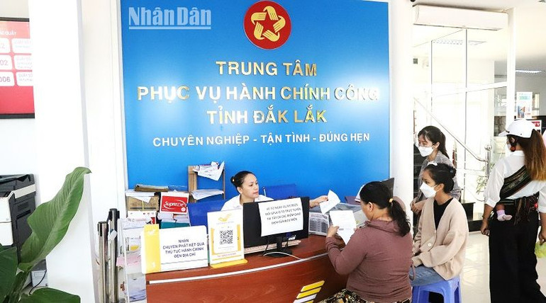 Người dân đến giải quyết thủ tục hành chính tại Trung tâm phục vụ hành chính công tỉnh Đắk Lắk.