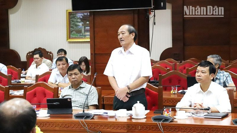 Các đại biểu phát biểu đóng góp ý kiến tại cuộc họp.