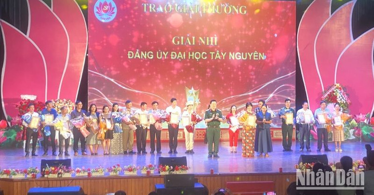 Ban tổ chức Hội thi trao giải Nhì cho Đảng ủy Trường Đại học Tây Nguyên.