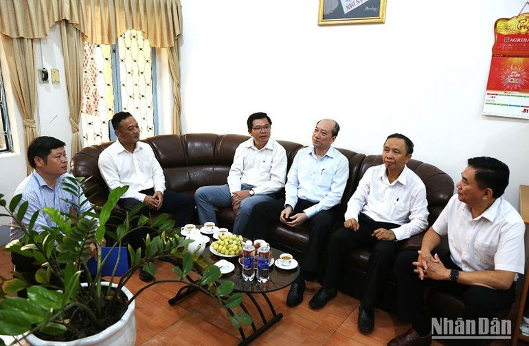 Đồng chí Phạm Ngọc Nghị và các đồng chí trong đoàn chia sẻ, ghi nhận những đóng góp của Văn phòng đại diện Báo Nhân Dân tại Đắk Lắk đối với tỉnh trong thời gian qua.