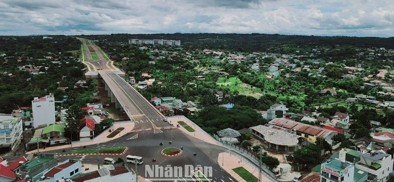 Việc chính thức khánh thành công trình đường Đông-Tây vào sử dụng giảm bớt áp lực lưu lượng các phương tiện tham gia giao thông tập trung các tuyến đường khu vực trung tâm thành phố vào giờ cao điểm.