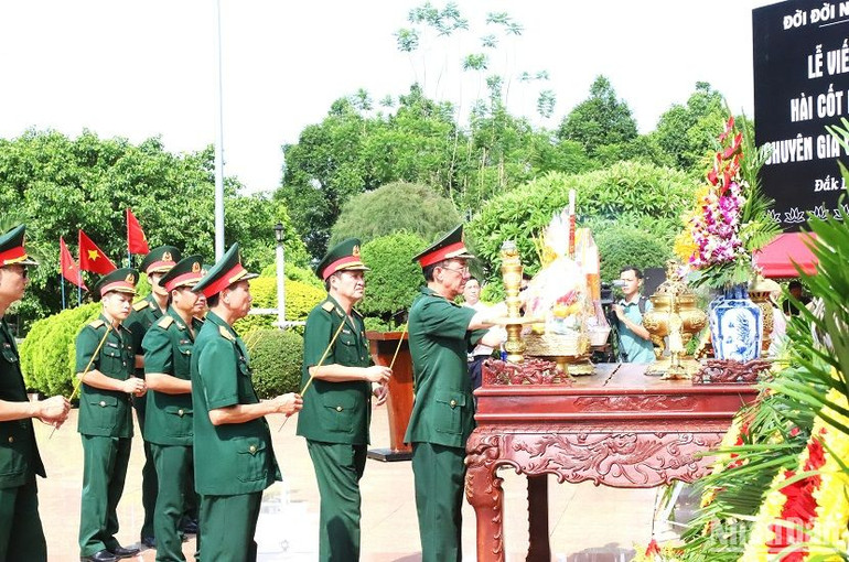 Đoàn đại biểu Quân khu 5 và Bộ Chỉ huy Quân sự tỉnh Đắk Lắk dâng hương tưởng niệm các Anh hùng liệt sĩ. Đoàn đại biểu Quân khu 5 và Bộ Chỉ huy Quân sự tỉnh Đắk Lắk dâng hương tưởng niệm các Anh hùng liệt sĩ.
