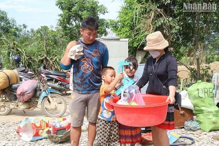 Nhiều gia đình ở thôn 11, xã Cư San vui vẻ di duyển đồ đạc, vật dụng trong gia đình lên khu tái định cư, bàn giao mặt bằng cho dự án. Nhiều gia đình ở thôn 11, xã Cư San vui vẻ di duyển đồ đạc, vật dụng trong gia đình lên khu tái định cư, bàn giao mặt bằng cho dự án.