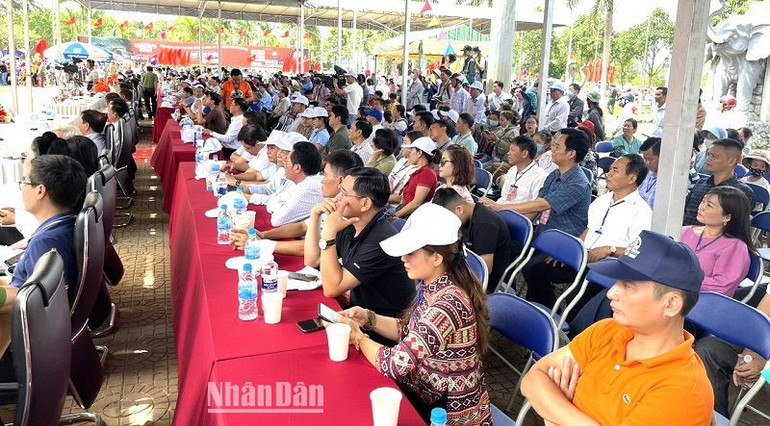 Đông đảo đại biểu và người hâm mộ đua xe ô-tô địa hình đến dự lễ khai mạc.