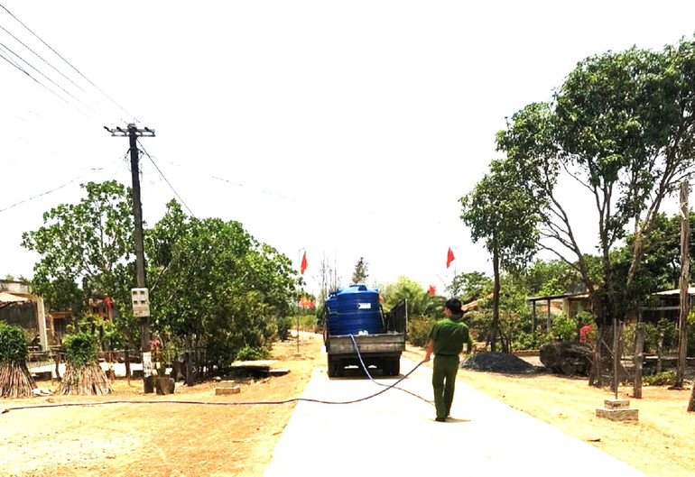 Công an huyện Ea Súp chở nước sạch đến tận các hộ dân khu vực biên giới xã Ia Rvê.