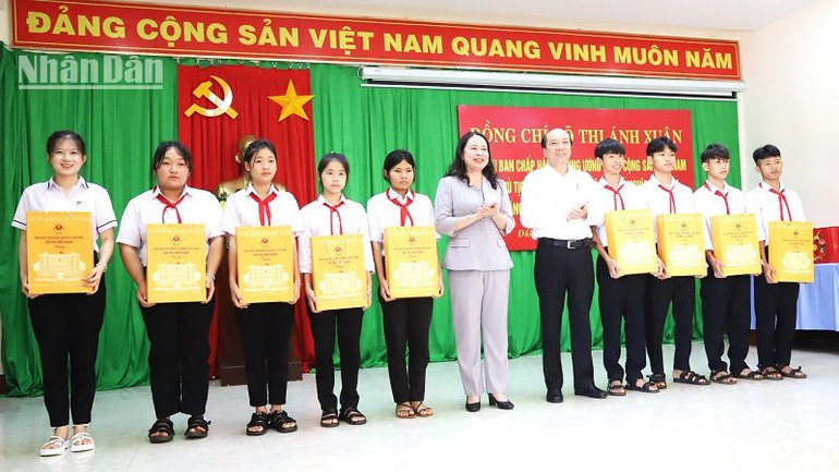 Phó Chủ tịch nước Võ Thị Ánh Xuân và Chủ tịch Ủy ban nhân dân tỉnh Đắk Lắk Phạm Ngọc Nghị tặng quà cho các em học sinh vượt khó học giỏi đang nuôi dạy tại Trung tâm Bảo trợ xã hội tỉnh Đắk Lắk.
