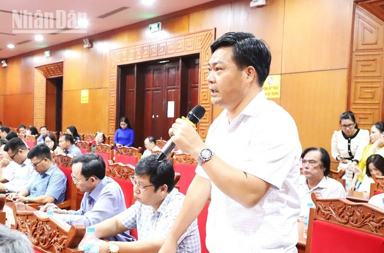 Các cán bộ, công chức đặt câu hỏi với lãnh đạo tỉnh Đắk Lắk tại hội nghị đối thoại. Các cán bộ, công chức đặt câu hỏi với lãnh đạo tỉnh Đắk Lắk tại hội nghị đối thoại.