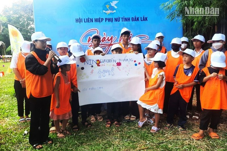 Các cháu mồ côi được vui chơi trong vòng tay thương yêu của người lớn.