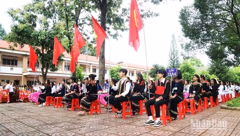 Các em học sinh các dân tộc thiểu số Trường Trung học phổ thông Dân tộc nội trú N’Trang Lơng trong lễ khai giảng năm học mới 2023-2024.