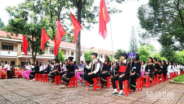 Các em học sinh các dân tộc thiểu số Trường Trung học phổ thông Dân tộc nội trú N’Trang Lơng trong lễ khai giảng năm học mới 2023-2024. Các em học sinh các dân tộc thiểu số Trường Trung học phổ thông Dân tộc nội trú N’Trang Lơng trong lễ khai giảng năm học mới 2023-2024.