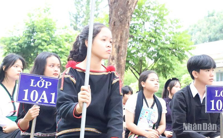 Từ ngôi Trường Trung học phổ thông Dân tộc nội trú N’Trang Lơng, nhiều con em đồng bào các dân tộc tỉnh Đắk Lắk học lên cao hơn và trở thành những cán bộ lãnh đạo chủ chốt của tỉnh và các sở, ban, ngành, đoàn thể cũng như các địa phương trong tỉnh. Từ ngôi Trường Trung học phổ thông Dân tộc nội trú N’Trang Lơng, nhiều con em đồng bào các dân tộc tỉnh Đắk Lắk học lên cao hơn và trở thành những cán bộ lãnh đạo chủ chốt của tỉnh và các sở, ban, ngành, đoàn thể cũng như các địa phương trong tỉnh.