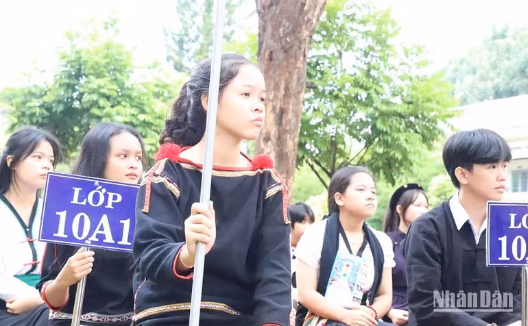 Từ ngôi Trường Trung học phổ thông Dân tộc nội trú N’Trang Lơng, nhiều con em đồng bào các dân tộc tỉnh Đắk Lắk học lên cao hơn và trở thành những cán bộ lãnh đạo chủ chốt của tỉnh và các sở, ban, ngành, đoàn thể cũng như các địa phương trong tỉnh.