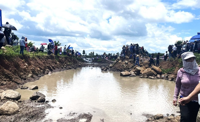 Một đoạn đường đua băng qua hồ nước.