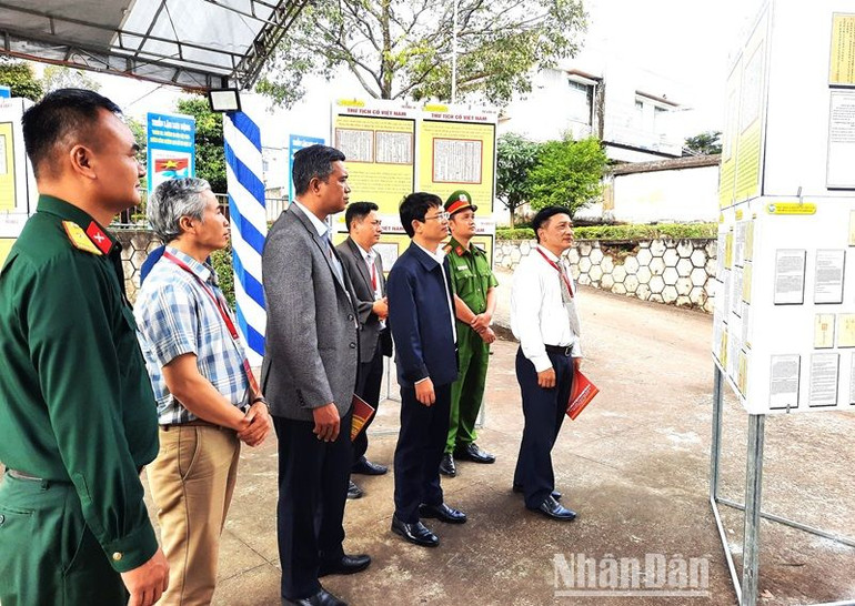 Các đại biểu tham quan triển lãm.