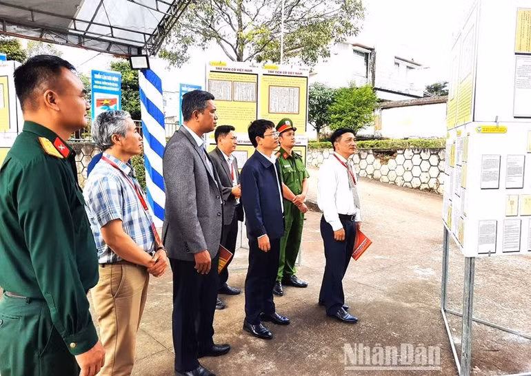 Các đại biểu tham quan triển lãm. Các đại biểu tham quan triển lãm.