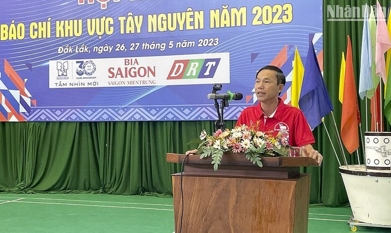 Đồng chí Đinh Xuân Toản, Tổng Biên tập Báo Đắk Lắk, Trưởng Ban tổ chức hội thao phát biểu khai mạc.