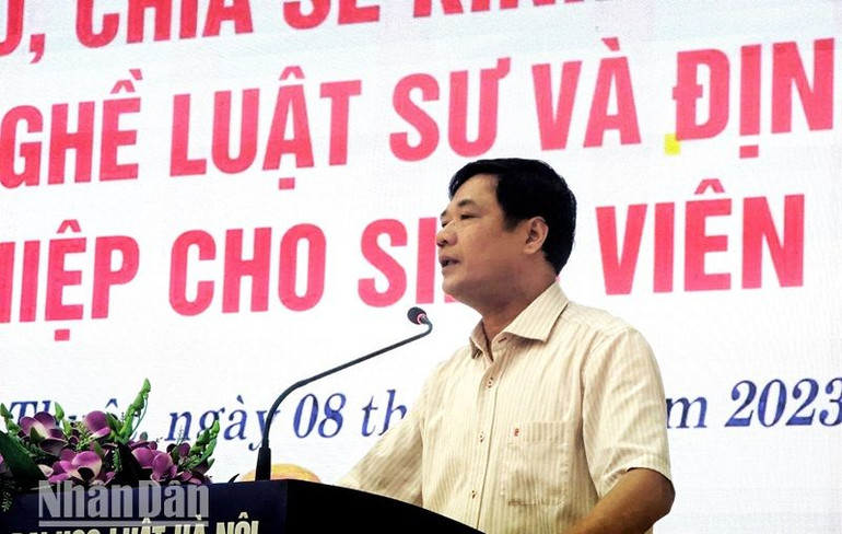 Thạc sĩ Nguyễn Hùng Vừa, Phó Giám đốc Phân hiệu Trường Đại học Luật Hà Nội tại Đắk Lắk phát biểu tại buổi giao lưu, chia sẻ kinh nghiệm.