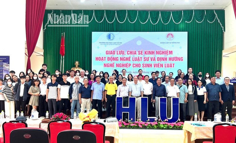 Các luật sư Đoàn Luật sự tỉnh Đồng Nai và tỉnh Đắk Lắk chụp hình lưu niệm cùng các thầy, cô và sinh viên Phân hiệu Trường Đại học Luật Hà Nội tại Đắk Lắk.