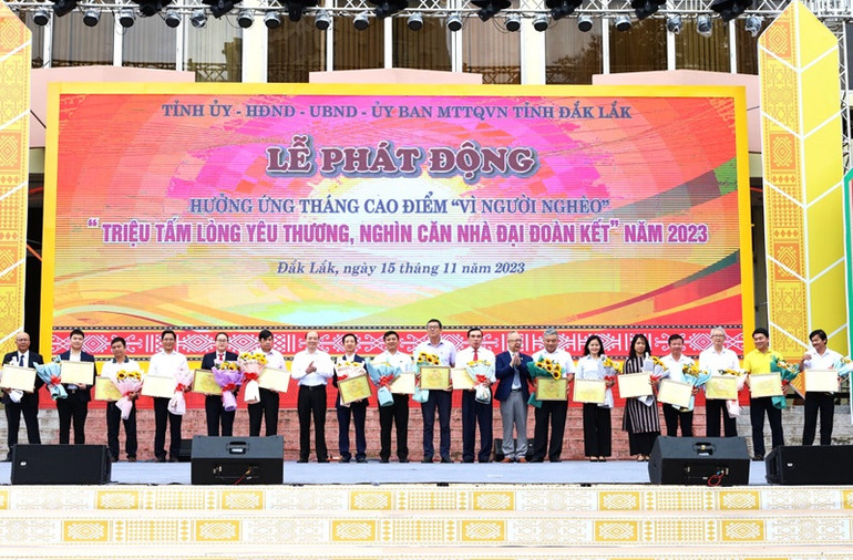 Lãnh đạo Ủy ban nhân dân tỉnh Đắk Lắk tặng hoa cảm ơn các tổ chức, doanh nghiệp, mạnh thường quân, nhà hảo tâm ủng hộ Quỹ "Vì người nghèo" của tỉnh.