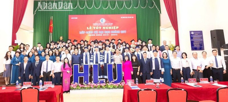 Các tân cử nhân ngành Luật chụp hình lưu niệm với lãnh đạo Trường Đại học Luật Hà Nội và các đại biểu.