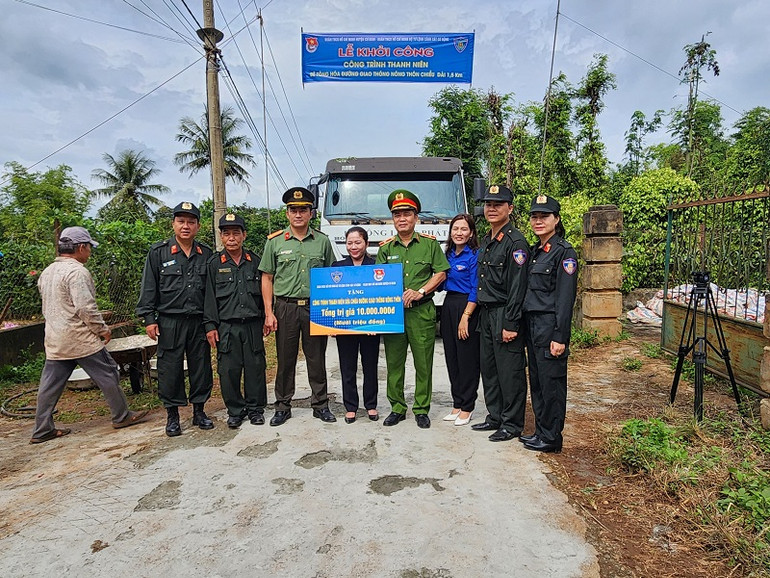 Tặng kinh phí thi công công trình thanh niên 1,5 km đường giao thông nông thôn.