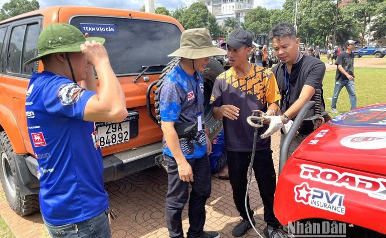 Một đội đua chuẩn bị hệ thống dây tời cho xe đua trước khi tham gia giải đua. Một đội đua chuẩn bị hệ thống dây tời cho xe đua trước khi tham gia giải đua.