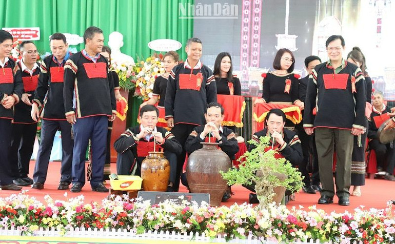 Phó Thủ tướng Trần Lưu Quang và các đại biểu uống rượu cần chung vui với nhân dân các dân tộc xã Ea Tul trong ngày hội.