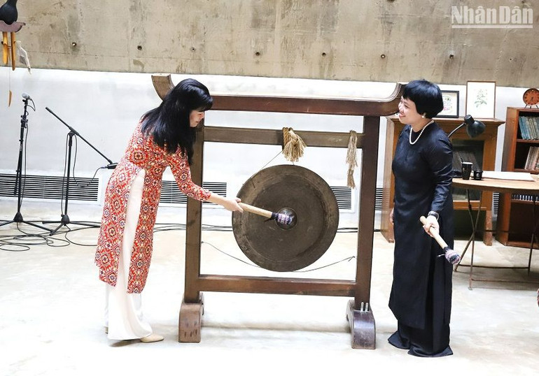 Đại diện lãnh đạo Sở Văn hóa-Thể thao và Du lịch tỉnh Đắk Lắk và Trung Nguyên Legend đánh chiêng khai mạc triển lãm chuyên đề “Trịnh Công Sơn - Cảm hứng từ Thiền và Cà-phê”.