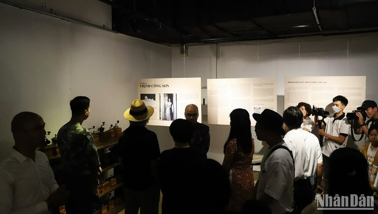 Các đại biểu và những người yêu thích nhạc Trịnh Công Sơn tham quan, tìm hiểu cuộc đời, sự nghiệp sáng tác âm nhạc của cố nhạc sĩ.