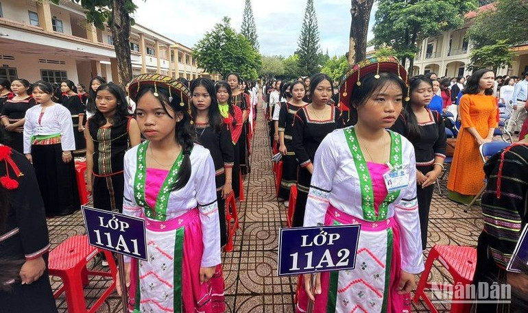 Con em đồng bào các dân tộc miền núi phía bắc di cư vào sinh sống trên địa bàn tỉnh Đắk Lắk theo học tại Trường Trung học phổ thông Dân tộc nội trú N’Trang Lơng. Con em đồng bào các dân tộc miền núi phía bắc di cư vào sinh sống trên địa bàn tỉnh Đắk Lắk theo học tại Trường Trung học phổ thông Dân tộc nội trú N’Trang Lơng.