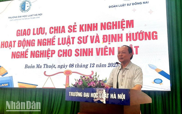Luật sư Lê Quang Y, Chủ nhiệm Đoàn Luật sư tỉnh Đồng Nai chia sẻ kinh nghiệm hoạt động nghề luật sư với các sinh viên Phân viện Trường Đại học Luật Hà Nội tại Đắk Lắk.