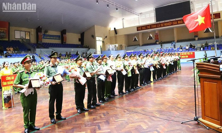 Ban Tổ chức hội thi tặng hoa và quà lưu niệm cho các đơn vị dự thi.