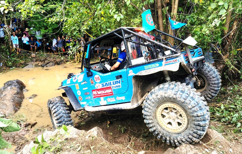 Đường đua băng qua nhiều sông, suối hiểm trở.