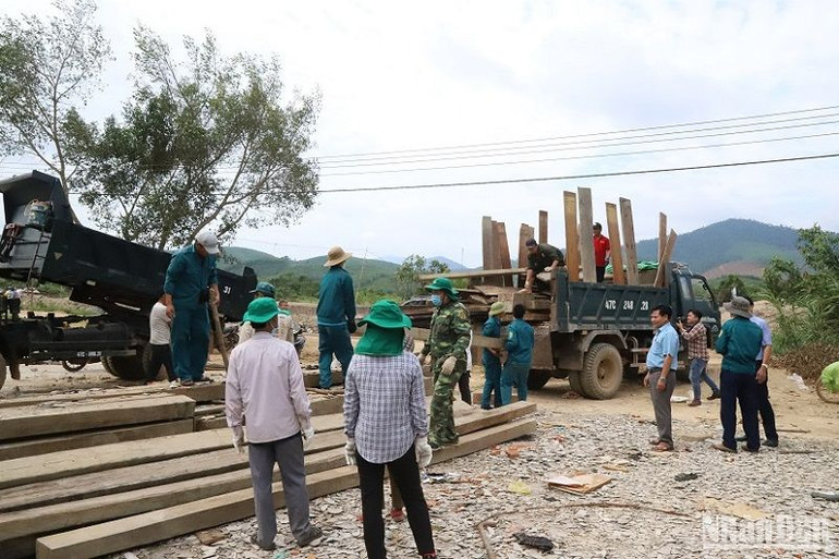 Từ nhiều tháng nay, mỗi ngày có nhiều cán bộ, đảng viên, công chức, viên chức và cán bộ, chiến sĩ các lực lượng vũ trang huyện M’Đrắk ngày đêm bám địa bàn vừa tuyên truyền, vận động, vừa hỗ trợ, giúp đỡ nhân dân các thôn, 8, 9, 10 và 11, xã Cư San di dời lên khu tái định cư. Từ nhiều tháng nay, mỗi ngày có nhiều cán bộ, đảng viên, công chức, viên chức và cán bộ, chiến sĩ các lực lượng vũ trang huyện M’Đrắk ngày đêm bám địa bàn vừa tuyên truyền, vận động, vừa hỗ trợ, giúp đỡ nhân dân các thôn, 8, 9, 10 và 11, xã Cư San di dời lên khu tái định cư.