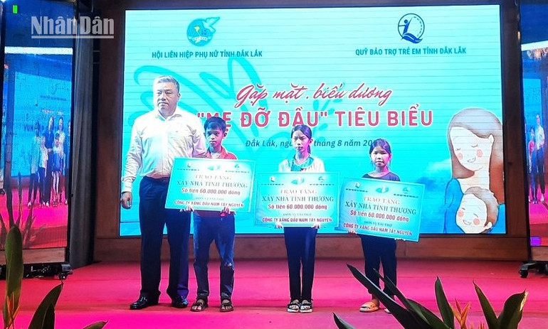 Các mạnh thường quân trao tặng kinh phí xây dựng nhà tình thương cho các cháu mồ côi.