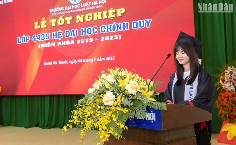 Sinh viên Nguyễn Thị Hà Thanh phát biểu tại buổi lễ.