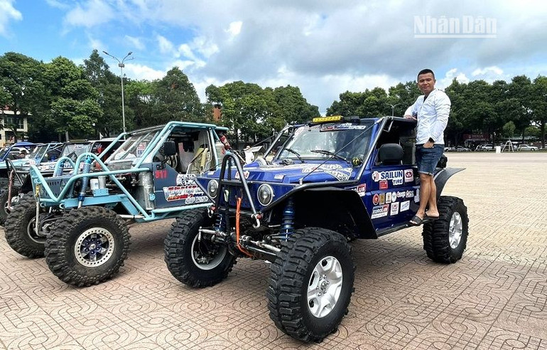 Một người hâm mộ xe đua địa hình chụp hình bên dàn xe đua lần đầu xuất hiện tại Đắk Lắk. Một người hâm mộ xe đua địa hình chụp hình bên dàn xe đua lần đầu xuất hiện tại Đắk Lắk.