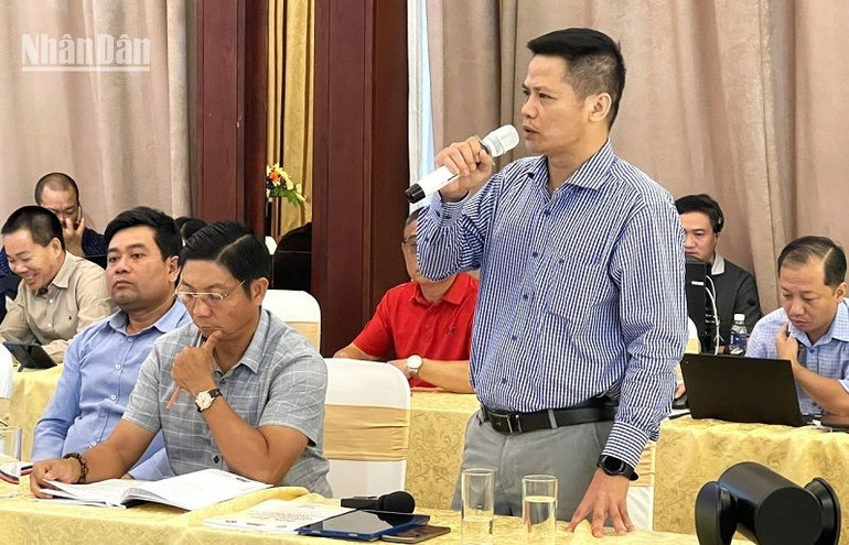 Các đại biểu thảo luận tại diễn đàn.