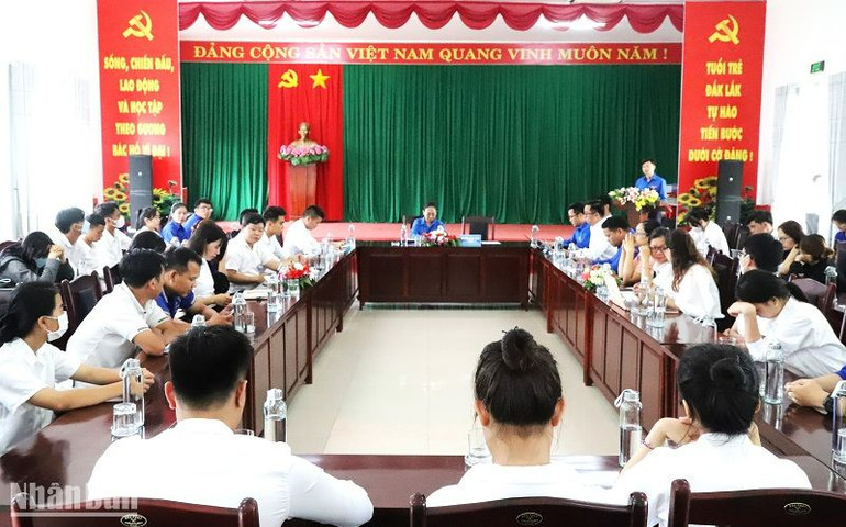 Anh Nguyễn Minh Triết, Bí thư Trung ương Đoàn, Chủ tịch Trung ương Hội Sinh viên Việt Nam làm việc với Ban Thường vụ Tỉnh đoàn Đắk Lắk và Hội Sinh viên tỉnh Đắk Lắk để nắm bắt tình hình tư tưởng của đoàn viên, thanh niên, sinh viên và công tác chuẩn bị Đại hội Hội Sinh viên Việt Nam tỉnh trong thời gian tới.