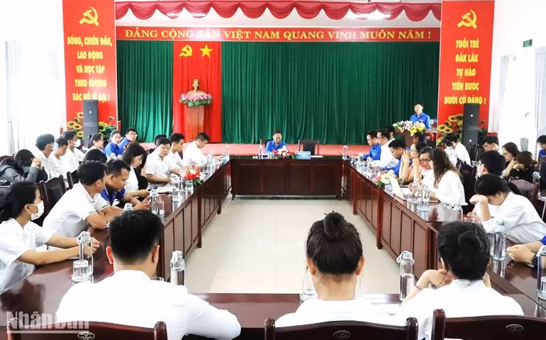 Anh Nguyễn Minh Triết, Bí thư Trung ương Đoàn, Chủ tịch Trung ương Hội Sinh viên Việt Nam làm việc với Ban Thường vụ Tỉnh đoàn Đắk Lắk và Hội Sinh viên tỉnh Đắk Lắk để nắm bắt tình hình tư tưởng của đoàn viên, thanh niên, sinh viên và công tác chuẩn bị Đại hội Hội Sinh viên Việt Nam tỉnh trong thời gian tới.