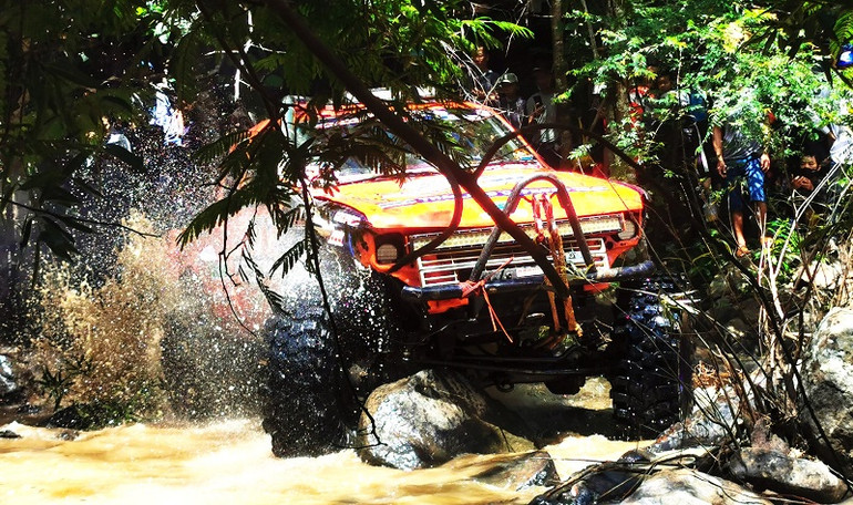 Một pha vượt chướng ngại vật hết sức ngoạn mục của các tay đua.