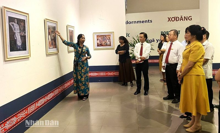 Các đại biểu tham quan các tác phẩm hội họa của các họa sĩ nữ tại trưng bày.